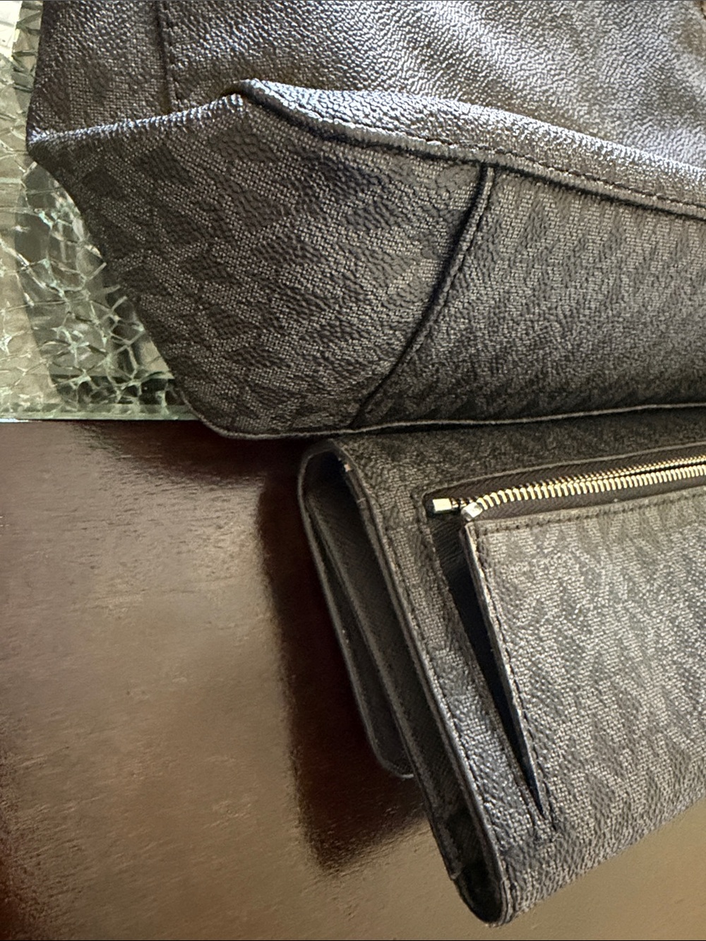 Michael Kors Black Signature Crossbody Bag with Matching Wallet - Picture 13 of 17